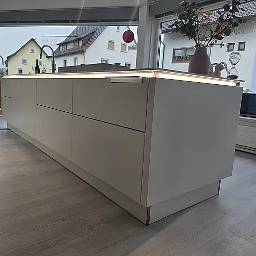 Moderne Design Küche mit Keramikplatte in hochglanz in trendigem weiß
