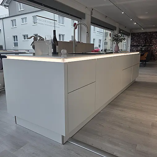 Moderne Design Küche mit Keramikplatte in hochglanz in trendigem weiß
