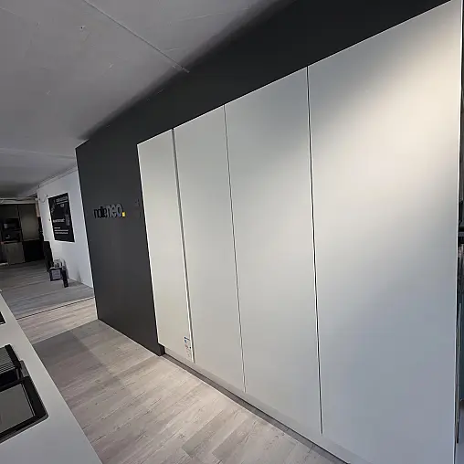 Moderne Design Küche mit Keramikplatte in hochglanz in trendigem weiß