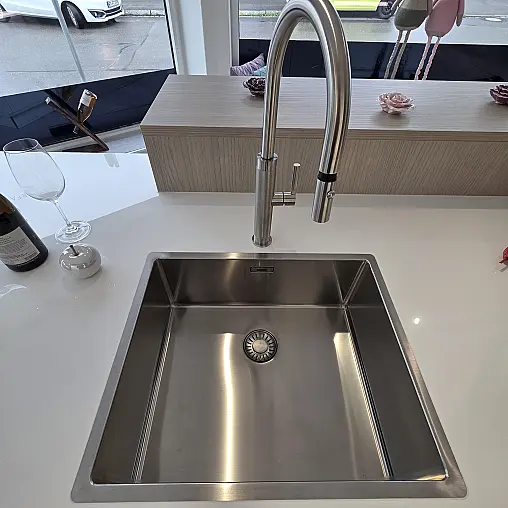 Moderne Design Küche mit Keramikplatte in hochglanz in trendigem weiß