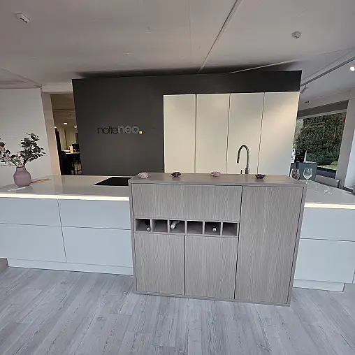 Moderne Design Küche mit Keramikplatte in hochglanz in trendigem weiß