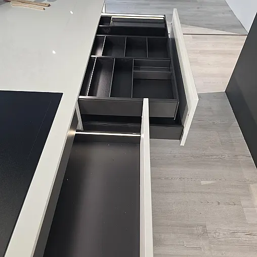 Moderne Design Küche mit Keramikplatte in hochglanz in trendigem weiß