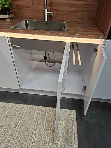 zeitlose L-Küche in Arcticweiß Hochglanz mit Sitzplatz