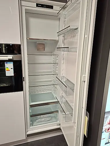 zeitlose L-Küche in Arcticweiß Hochglanz mit Sitzplatz