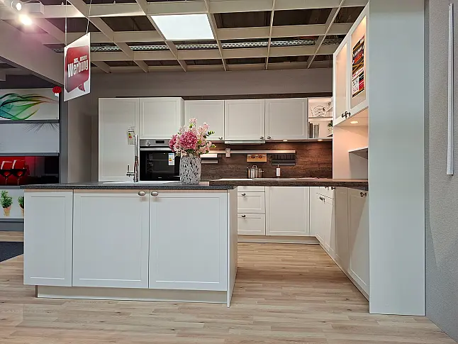 moderne Landhausküche mit Insel