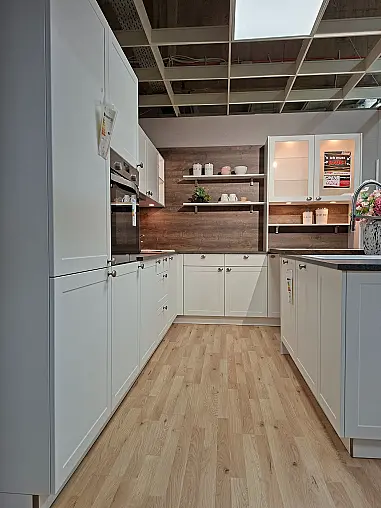 moderne Landhausküche mit Insel