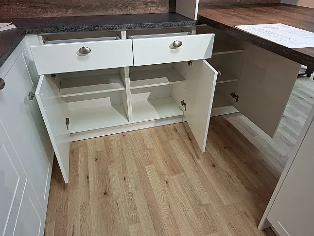 moderne Landhausküche mit Insel