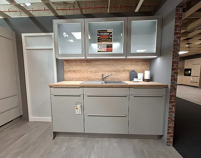 moderne Küche in Steingrau mit Sitzplatz