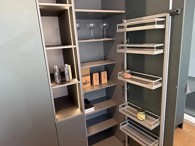 Diese Musterküche von Häcker inkl. Geräte und keramische Arbeitsplatte ist ein besonderes Angebot