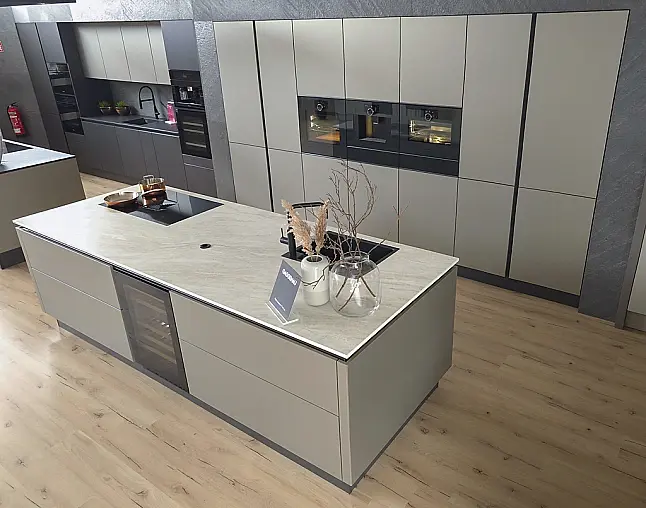 TOP-AKTUELLE HIGH-END GERÄTEAUSSTATTUNG VON GAGGENAU: Backofen mit 300°C -Backstein + separater Dampfbackofen (beide  mit Kerntemperatursensor) + Kaffeeautomat + Wärmeschublade + Vakuumierer! berbel Muldenlüfter mit Infinity-Kochfeld u. permalyt-Filter!