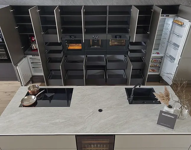 TOP-AKTUELLE HIGH-END GERÄTEAUSSTATTUNG VON GAGGENAU: Backofen mit 300°C -Backstein + separater Dampfbackofen (beide  mit Kerntemperatursensor) + Kaffeeautomat + Wärmeschublade + Vakuumierer! berbel Muldenlüfter mit Infinity-Kochfeld u. permalyt-Filter!