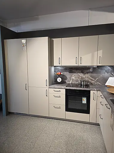 Moderne Küche mit Kochinsel und Muldenlüfter