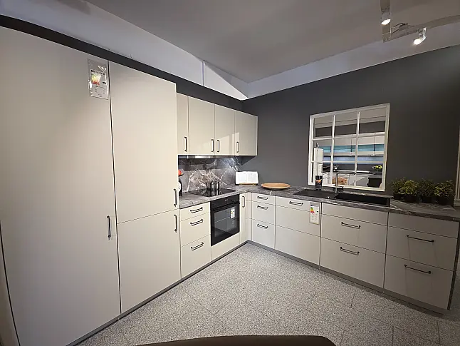 Moderne Küche mit Kochinsel und Muldenlüfter