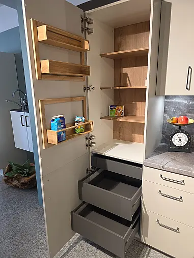 Moderne Küche mit Kochinsel und Muldenlüfter