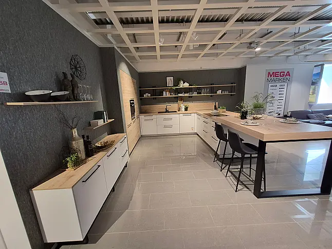 Zeile mit angesetzter Insel - Technikcenter und Sideboard