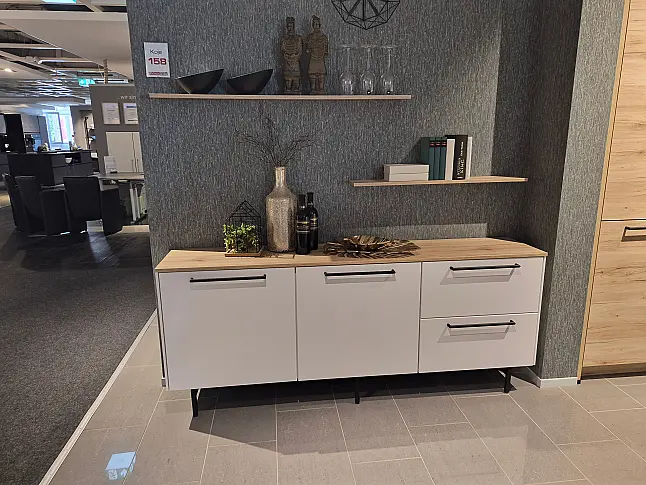 Zeile mit angesetzter Insel - Technikcenter und Sideboard
