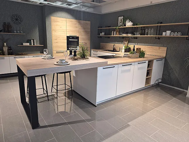 Zeile mit angesetzter Insel - Technikcenter und Sideboard