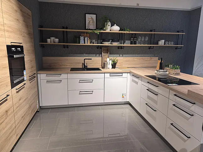Zeile mit angesetzter Insel - Technikcenter und Sideboard