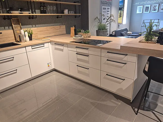 Zeile mit angesetzter Insel - Technikcenter und Sideboard