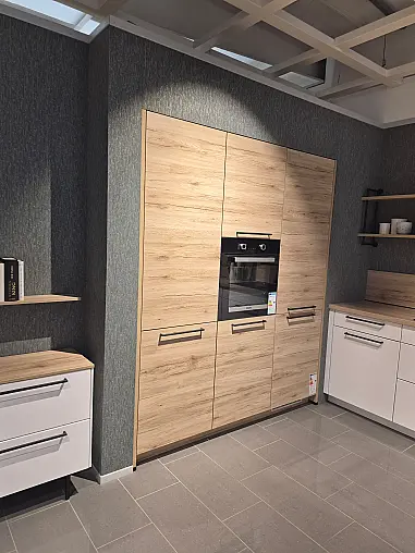 Zeile mit angesetzter Insel - Technikcenter und Sideboard