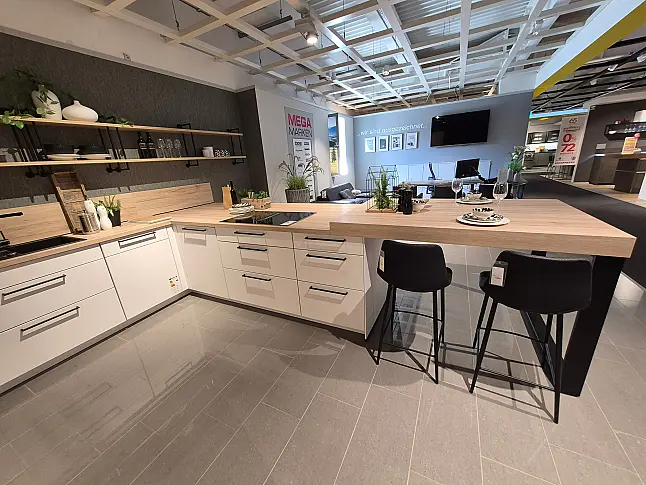 Zeile mit angesetzter Insel - Technikcenter und Sideboard