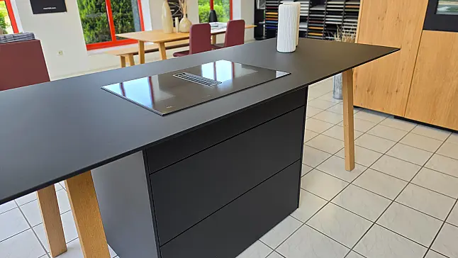 Premiumküche mit Design-Kochtisch