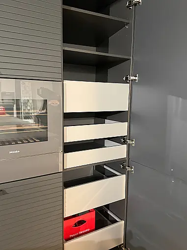 Ausstellungsküche grifflos mit Keramik Arbeitsplatten
