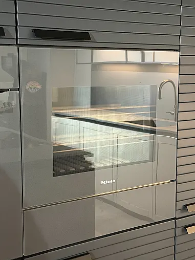 Ausstellungsküche grifflos mit Keramik Arbeitsplatten