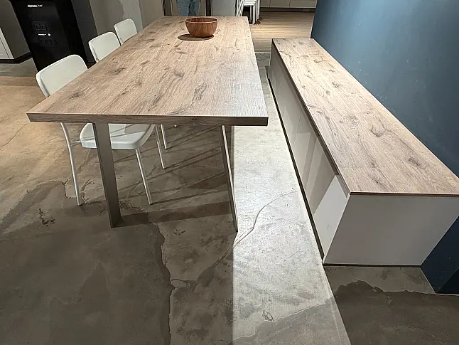 Tolle Küche mit Tisch und viel Stauraum