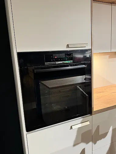 Tolle Küche mit Tisch und viel Stauraum