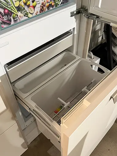 Tolle Küche mit Tisch und viel Stauraum