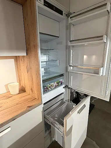 Tolle Küche mit Tisch und viel Stauraum