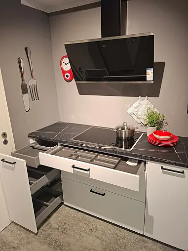 Stilvolle, moderne Ausstellungsküche mit eleganten Fronten in Kristallweiß matt und einer perfekt abgestimmten Arbeitsplatte im Dekor Marmor Vena. Die hochwertige Küche wird inklusive erstklassiger AEG-Elektrogeräte und Edelstahl-Spüle sofort abholbereit.