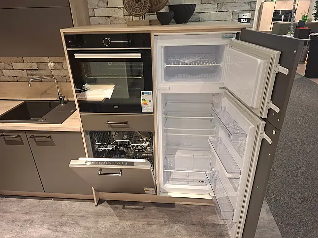 Moderne L-Ausstellungsküche in mattem Vulkangrau kombiniert mit einer warmen Arbeitsplatte in Eiche Montreal Nachbildung. Inklusive moderner Beko Elektrogeräte und Spüle, sofort verfügbar und abholbereit in der Ausstellung.