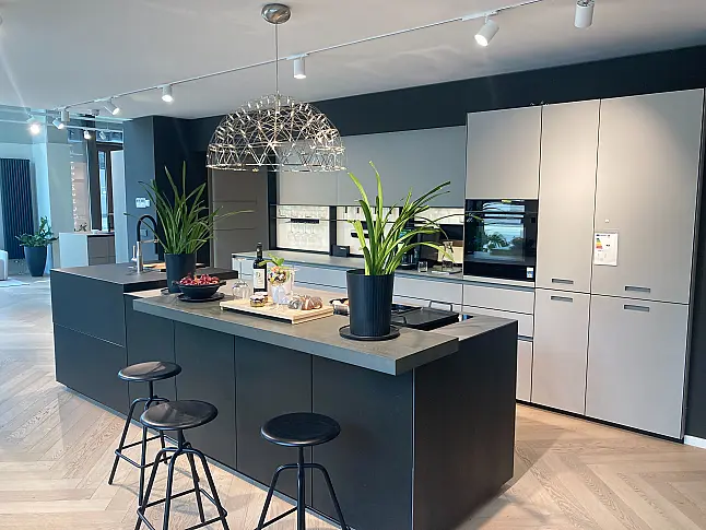 Exklusive Premium-Küche mit matten Glasfronten, einer einzigartigen Edelstahl Arbeitsplatte und einem Spülen Block