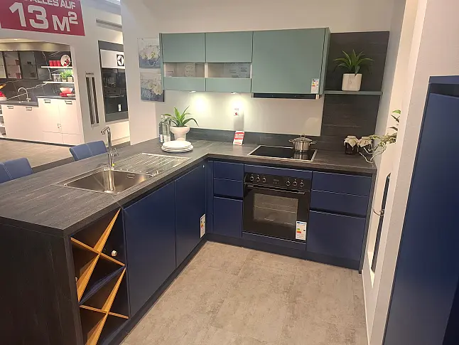 Moderne L-Küche mit freistehender Insel, Fronten in Aquablau-Satin und markanter Castelleiche-Optik