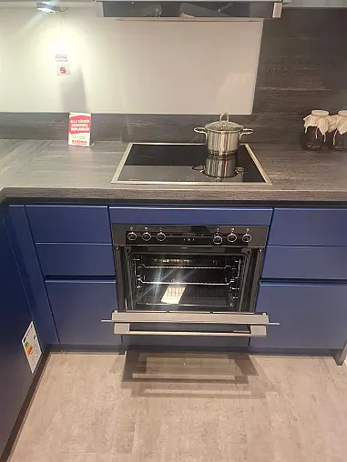 Moderne L-Küche mit freistehender Insel, Fronten in Aquablau-Satin und markanter Castelleiche-Optik