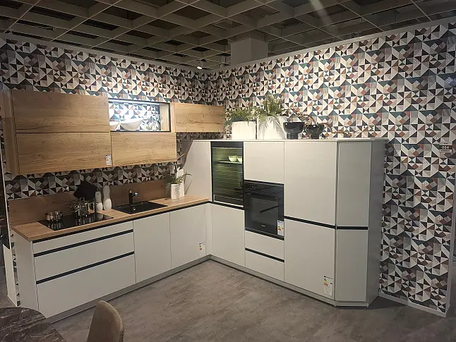 Moderne, stilvolle L-Küche in Kristallgrau mit warmen Akzenten in Alteiche provence und eleganter Onyxschwarzer Griffleiste