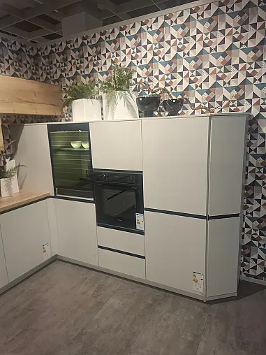 Moderne, stilvolle L-Küche in Kristallgrau mit warmen Akzenten in Alteiche provence und eleganter Onyxschwarzer Griffleiste