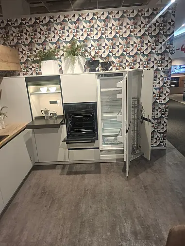 Moderne, stilvolle L-Küche in Kristallgrau mit warmen Akzenten in Alteiche provence und eleganter Onyxschwarzer Griffleiste