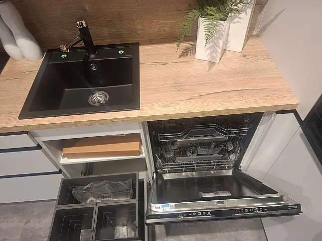 Moderne, stilvolle L-Küche in Kristallgrau mit warmen Akzenten in Alteiche provence und eleganter Onyxschwarzer Griffleiste