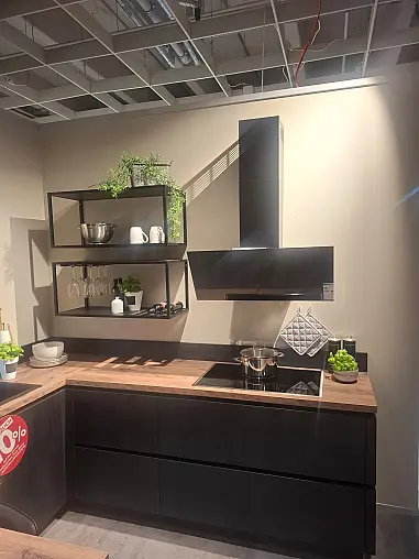 Moderne, elegante L-Küche mit wohnlicher Spachtelbetonoptik in Schwarz, kombiniert mit warmen Alpineiche-Akzenten und hochwertiger Lichtgestaltung.