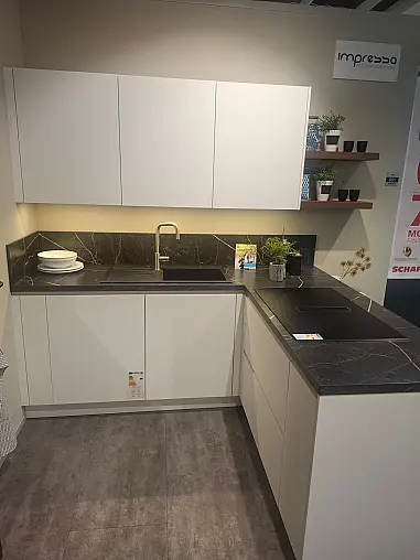 Moderne, elegante L-Küche in mattem Kristallweiß mit hochwertiger Geräteaustattung und Nischenverkleidung in Nussbaum