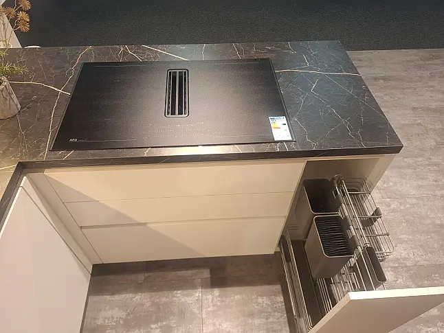 Moderne, elegante L-Küche in mattem Kristallweiß mit hochwertiger Geräteaustattung und Nischenverkleidung in Nussbaum