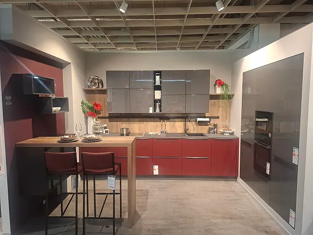 Moderne Designküche in Graphit Hochglanz und Burgund Matt mit eleganter Barplatte in Eiche Ontario