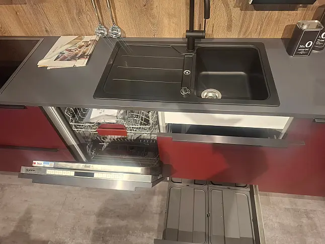 Moderne Designküche in Graphit Hochglanz und Burgund Matt mit eleganter Barplatte in Eiche Ontario
