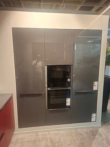 Moderne Designküche in Graphit Hochglanz und Burgund Matt mit eleganter Barplatte in Eiche Ontario