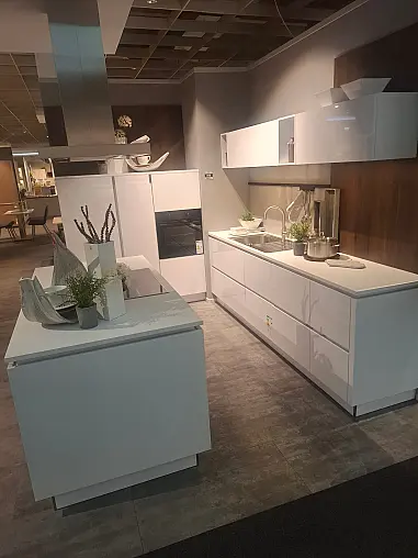 Moderne Küche mit freistehender Insel in elegantem Polarweiß Hochglanz und LED-Beleuchtung
