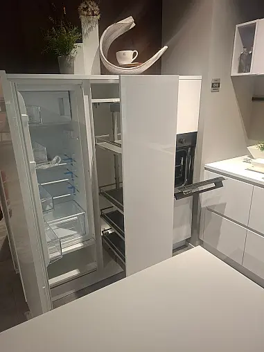 Moderne Küche mit freistehender Insel in elegantem Polarweiß Hochglanz und LED-Beleuchtung