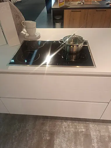 Moderne Küche mit freistehender Insel in elegantem Polarweiß Hochglanz und LED-Beleuchtung
